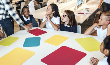 Grup Kitaplığı'nda okuyan çocuk