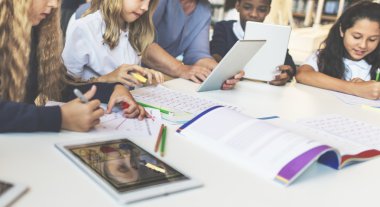 Çocuklar dijital tablet kullanarak