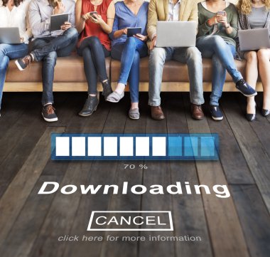 aygıtlar ve indirme ile insanlar oturup