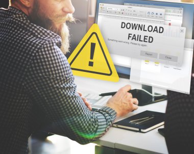 Download başarısız olan bilgisayarda çalışan iş adamı
