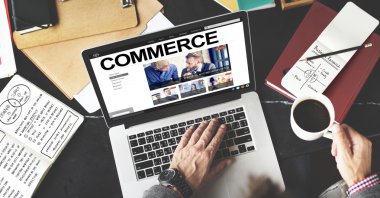 Bilgisayar kullanan adam