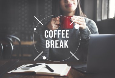 Kahve molası sırasında içme kadın