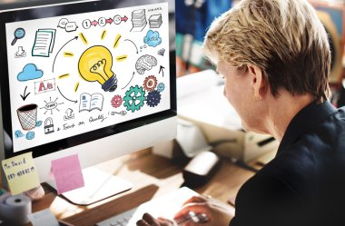 Bilgisayarda çalışan iş kadını