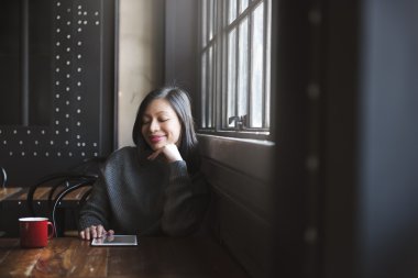 Tablet kullanan kadın