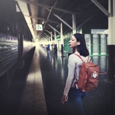 kadın sırt çantası tren istasyonu ile