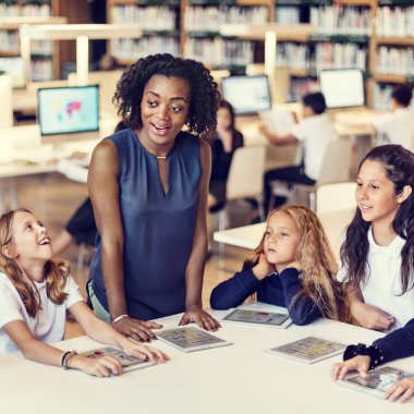 Grup Kitaplığı'nda okuyan çocuk