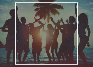 Arkadaşlar plajda eğlenmek 