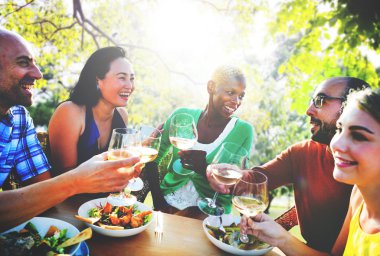 Arkadaşlarım dışarı asılı