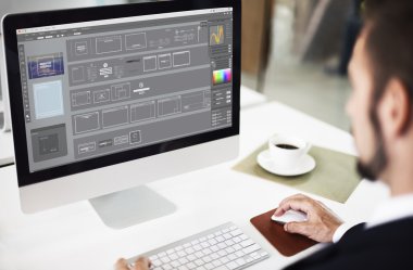 bilgisayarda çalışan adam