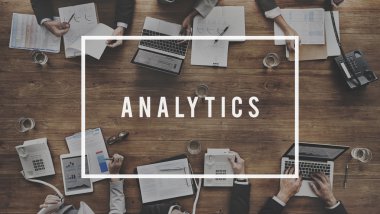 iş adamları iş başında elektronik cihazlar ile