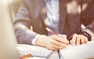 Defterde yazan iş adamı