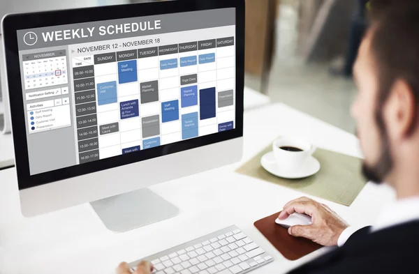 bilgisayarda çalışan adam