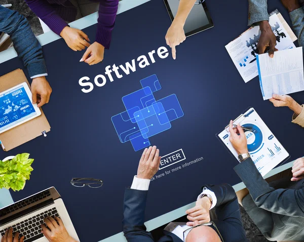 Geschäftsleute setzen auf Software — Stockfoto
