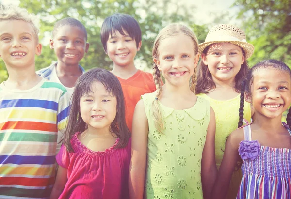 Multi etnische kinderen buitenshuis — Stockfoto