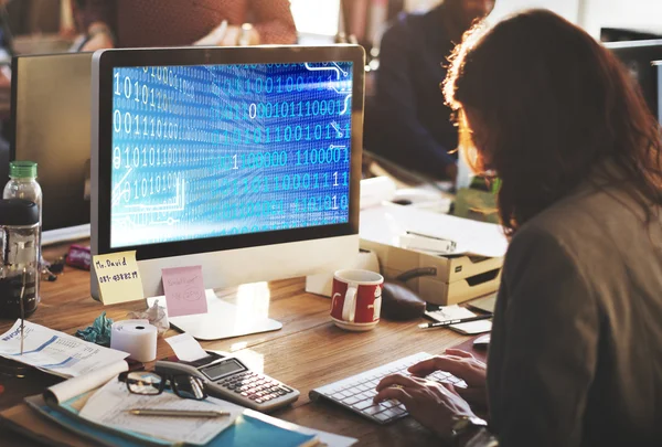 Geschäftsfrau schaut auf Monitor — Stockfoto