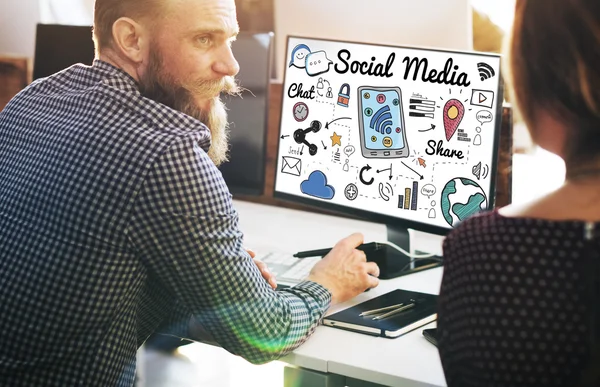 Sosyal medya ile bilgisayarda çalışan iş adamı