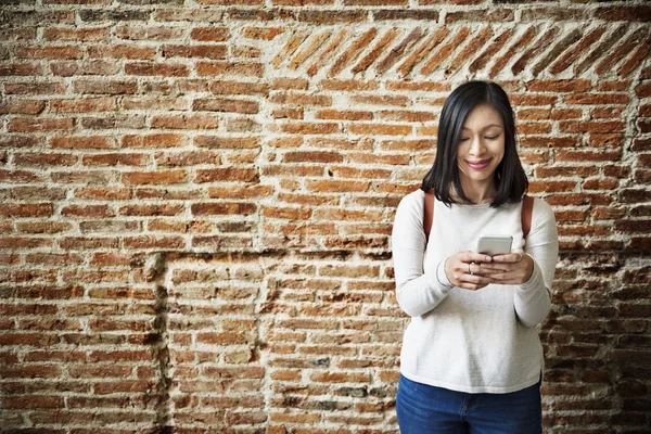 Donna utilizzando smartphone — Foto Stock