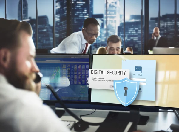 Pessoas de negócios trabalhando e segurança digital — Fotografia de Stock