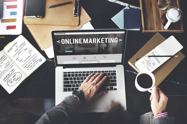 Laptop med online marketing koncept — Stockfoto