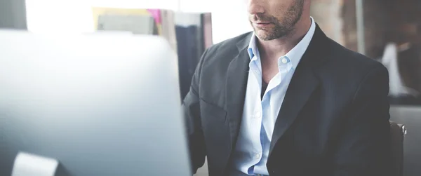 Uomo d'affari che lavora con il computer — Foto Stock