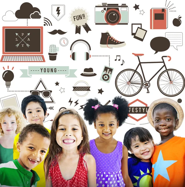 Glückliche Kinder und Social-Media-Konzept — Stockfoto
