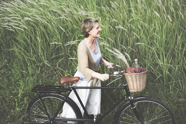 Seniorin mit Fahrrad im Freien — Stockfoto