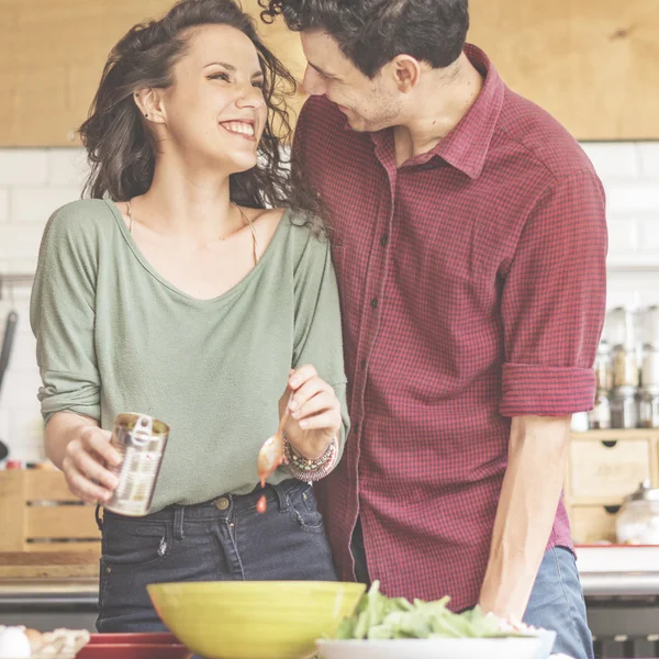 Casal feliz cozinhar juntos — Fotografia de Stock