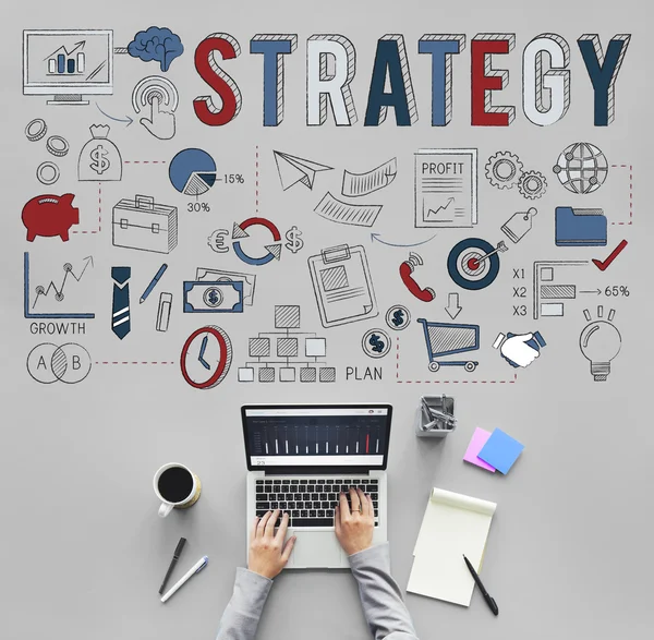 Laptop auf dem Tisch mit Strategie — Stockfoto