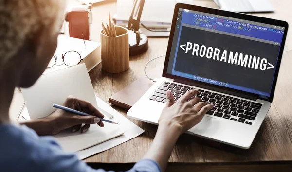 Mujer trabajando en el ordenador portátil con programación — Foto de Stock