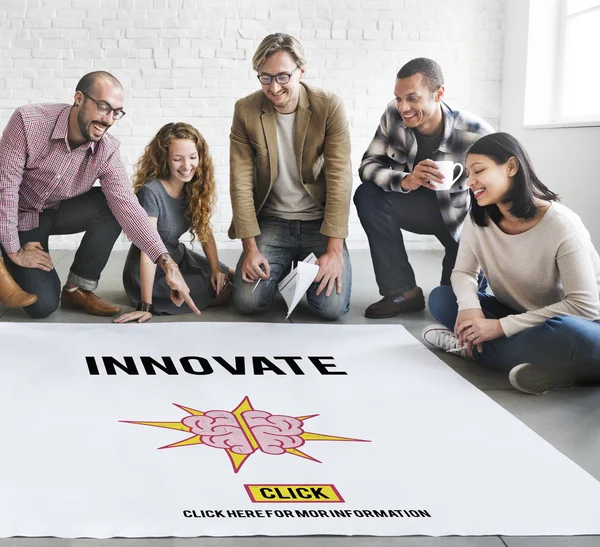 Designers travaillant avec affiche et innover — Photo