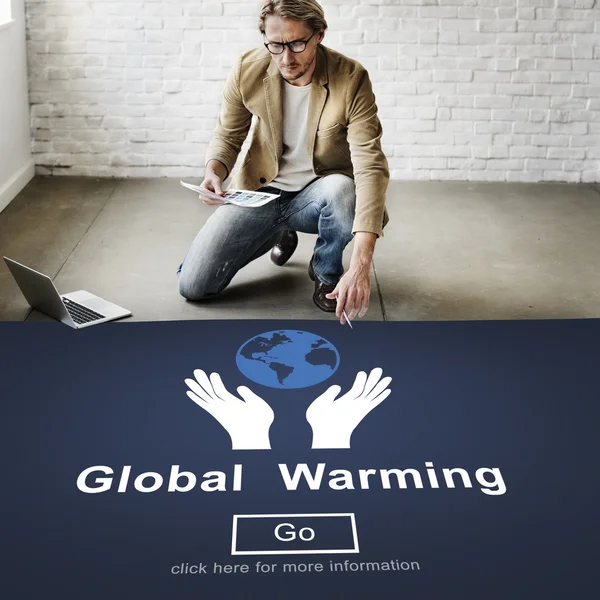 Uomo d'affari che lavora con il riscaldamento globale — Foto Stock