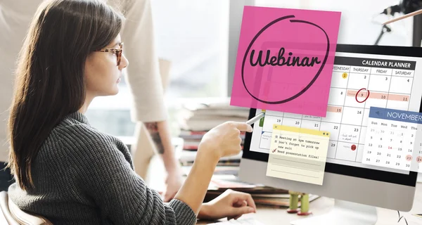 Mulher mostrando no monitor com webinar — Fotografia de Stock