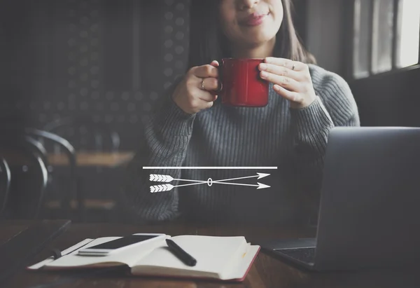 Giovane donna asiatica bere caffè — Foto Stock