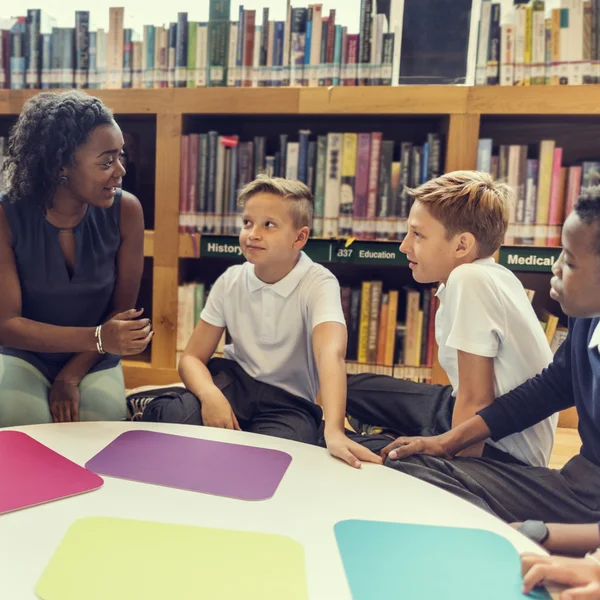 Grupo de niños estudiando en la biblioteca —  Fotos de Stock