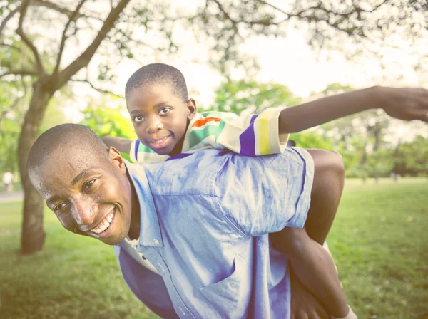 Padre africano con hijo en el parque —  Fotos de Stock