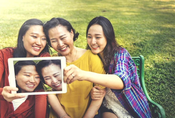 Concepto de Hijas y Madre — Foto de Stock