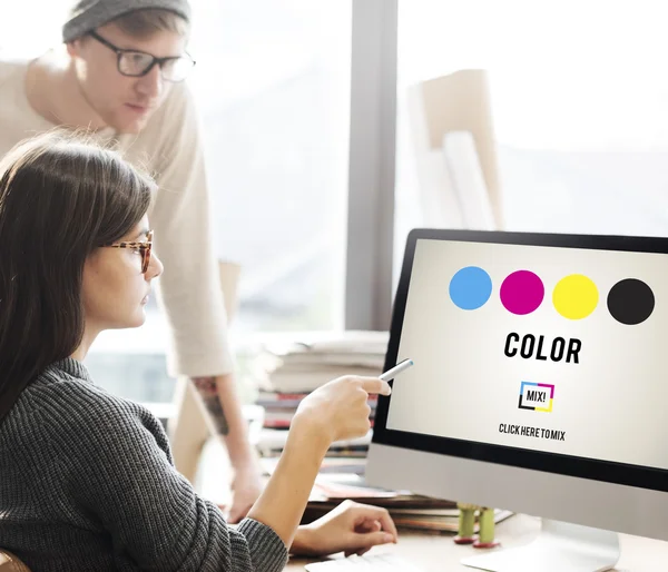 Frau zeigt auf Monitor Farbe — Stockfoto