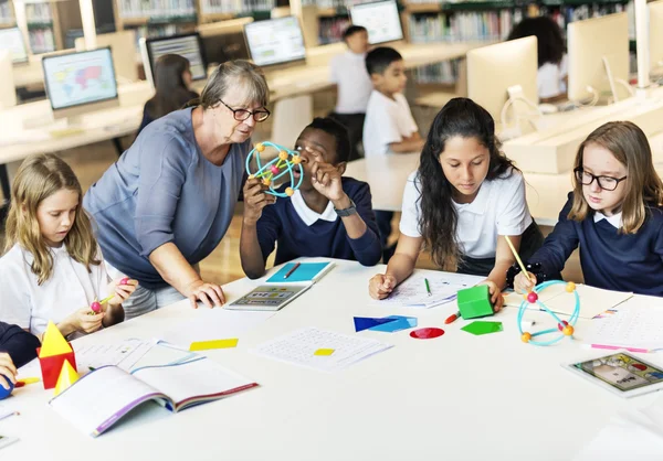 Schüler in der Schule haben Unterricht — Stockfoto