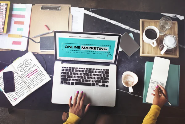 Laptop med online marketing koncept — Stockfoto