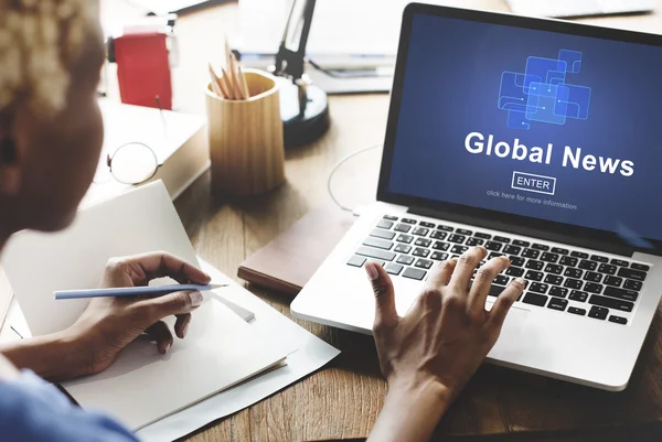 Donna che lavora su laptop con notizie globali — Foto Stock