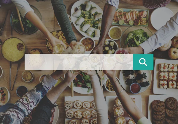 Personas sentadas a la mesa con comida — Foto de Stock