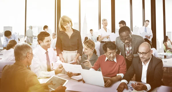 Geschäftsteam arbeitet zusammen — Stockfoto