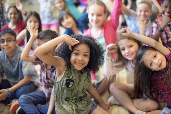 Kinderen met opgeheven armen — Stockfoto