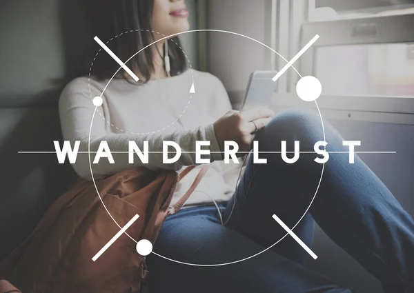 Γυναίκα, ακούγοντας μουσική και Wanderlust έννοια — Φωτογραφία Αρχείου