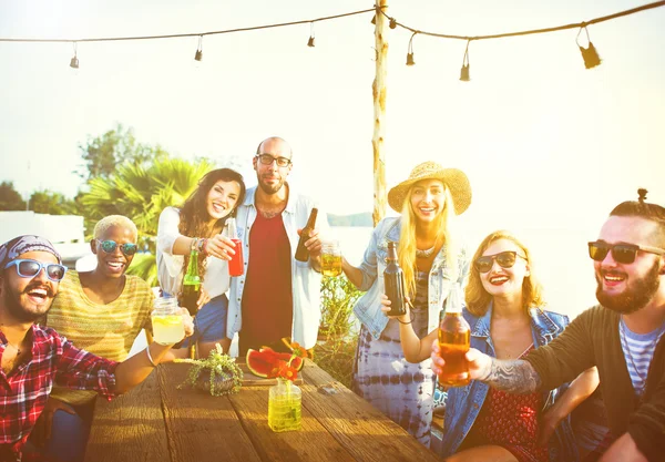 Amici felici divertirsi in estate — Foto Stock