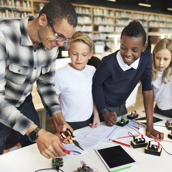 Teacher having lesson with pupils — Stock fotografie