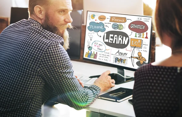 Empresario trabajando en la computadora con aprender — Foto de Stock