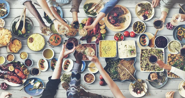 Gente disfrutando comida — Foto de Stock