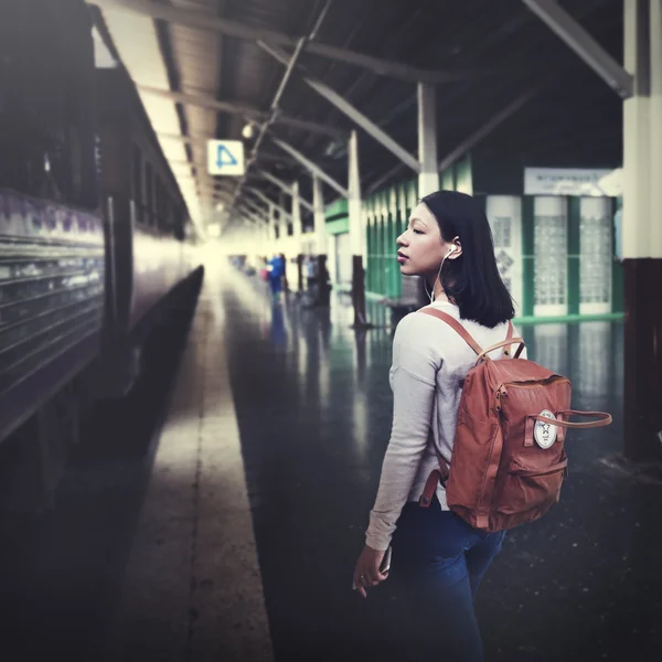 kadın sırt çantası tren istasyonu ile