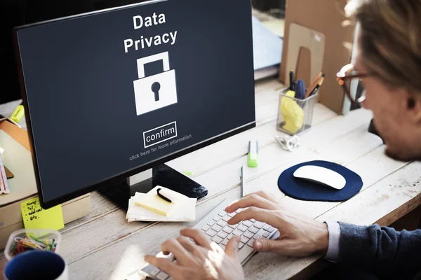 Uomo d'affari che lavora sul computer con la privacy dei dati — Foto Stock